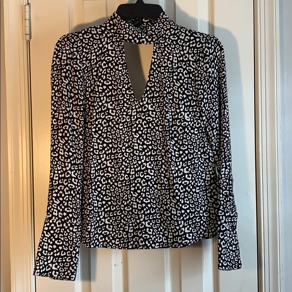 H&M Tops - Printed Key Hole Neck Blouse H&M Tops - Printed Key Hole Neck Blouse